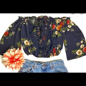 🚨2 for $20🚨Floral crop top EUC